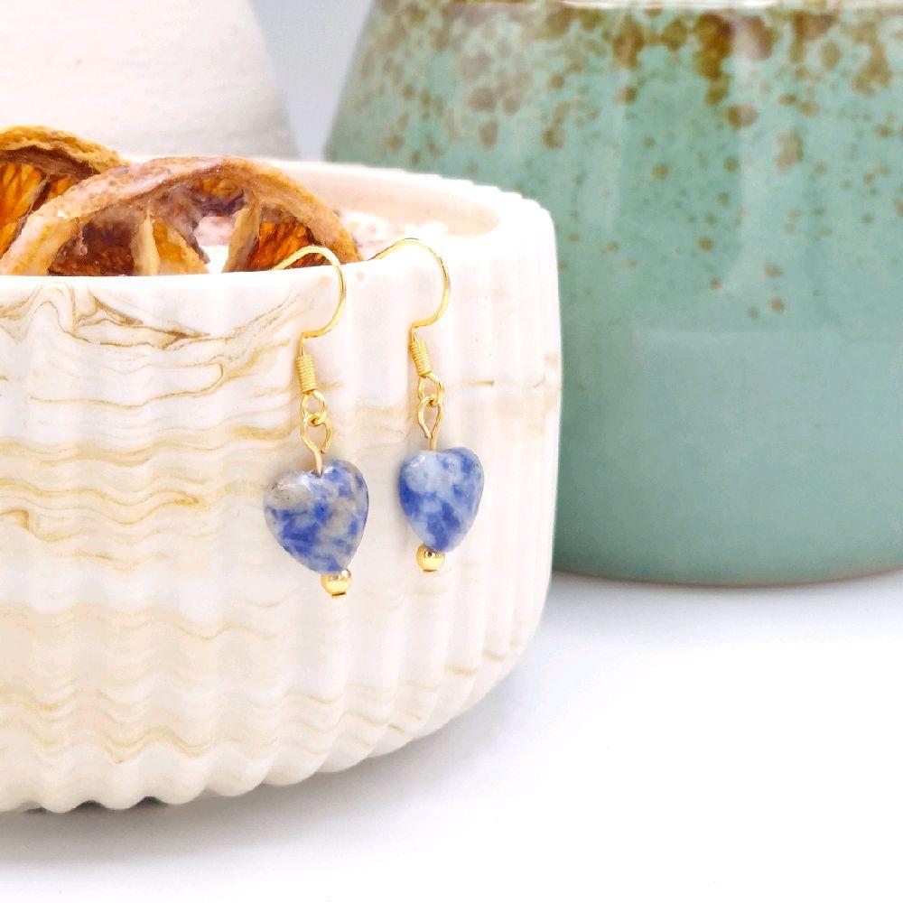 Detalle pendientes corazón con sodalita azul