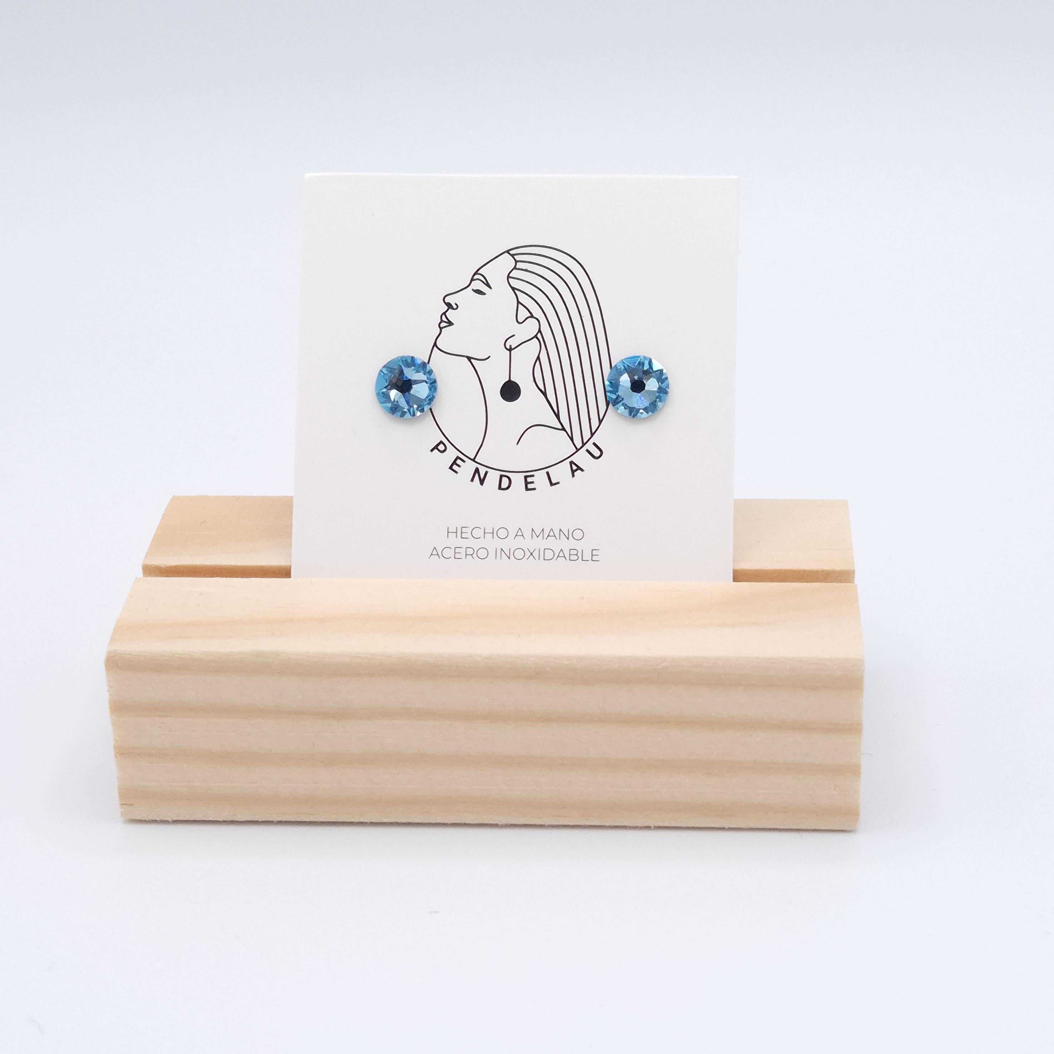 Pendientes de cristal azul claro facetado con acero plateado