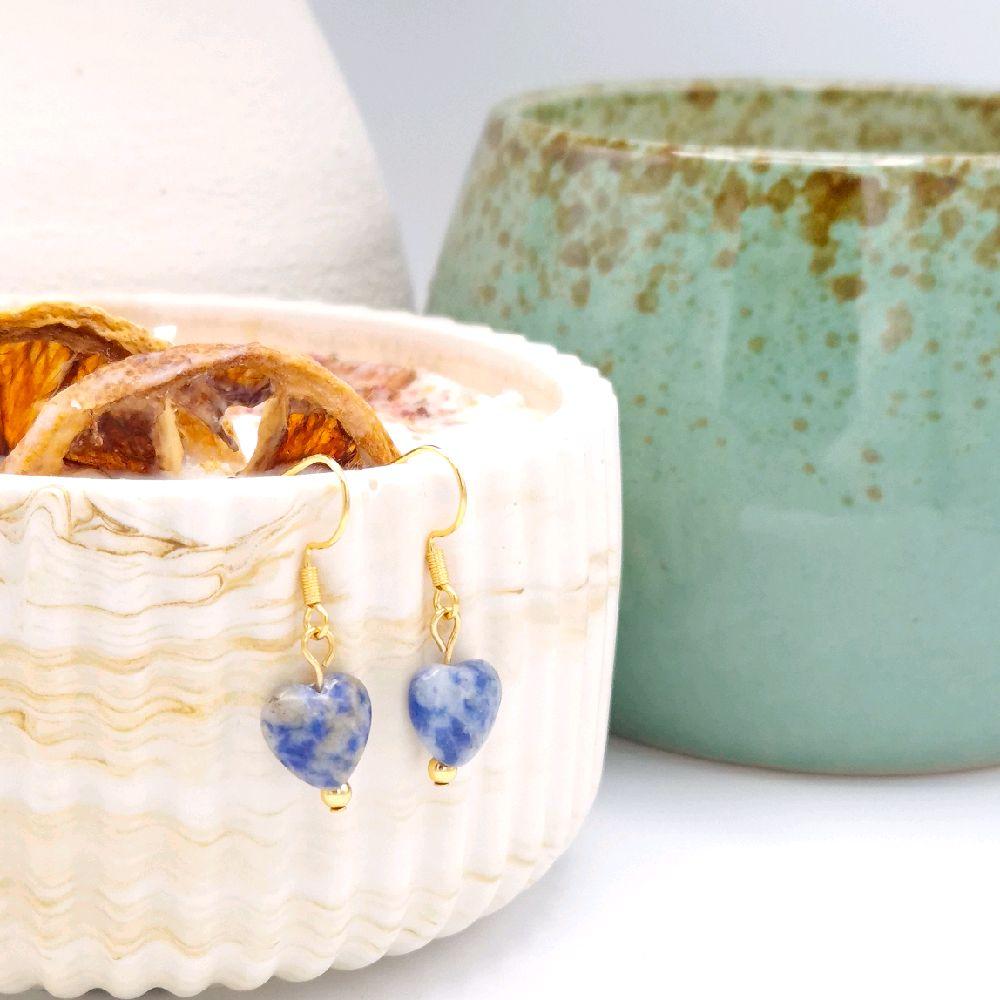 Vista frontal pendientes corazón con sodalita