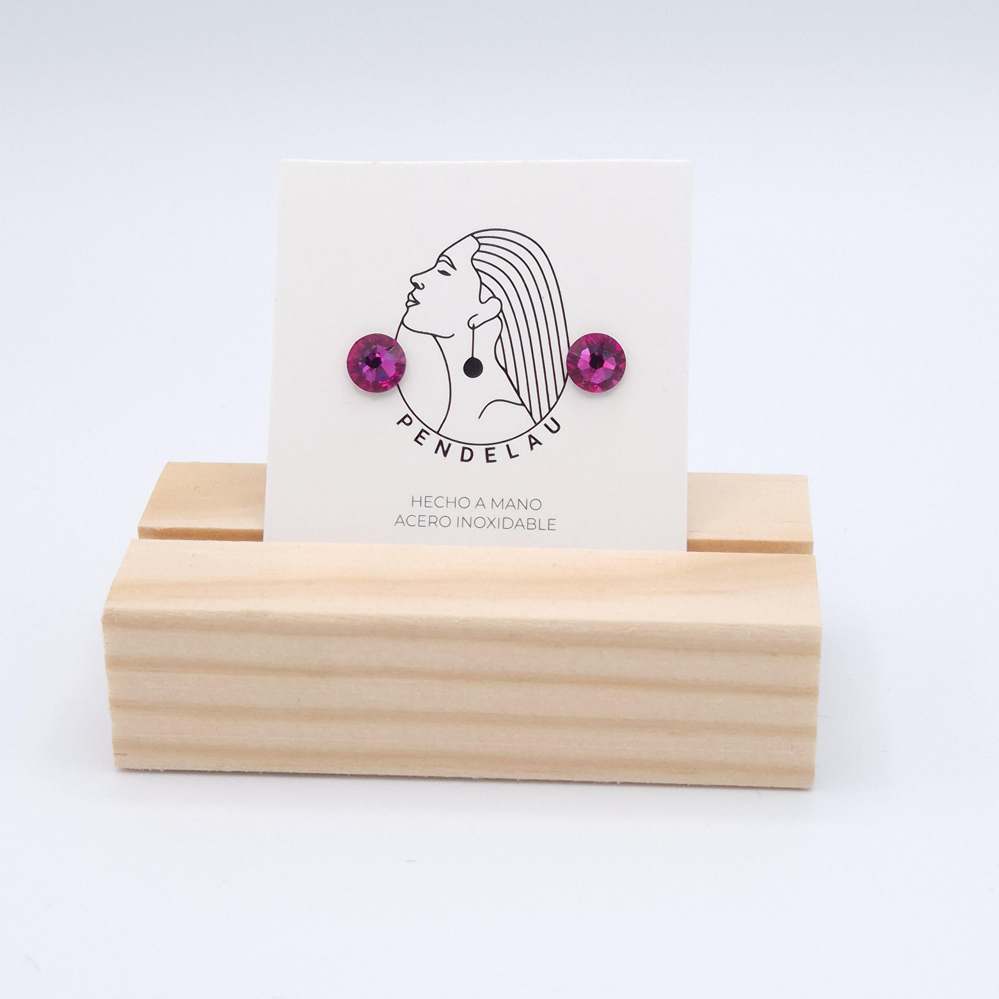 Pendientes de cristal magenta facetado con acero plateado