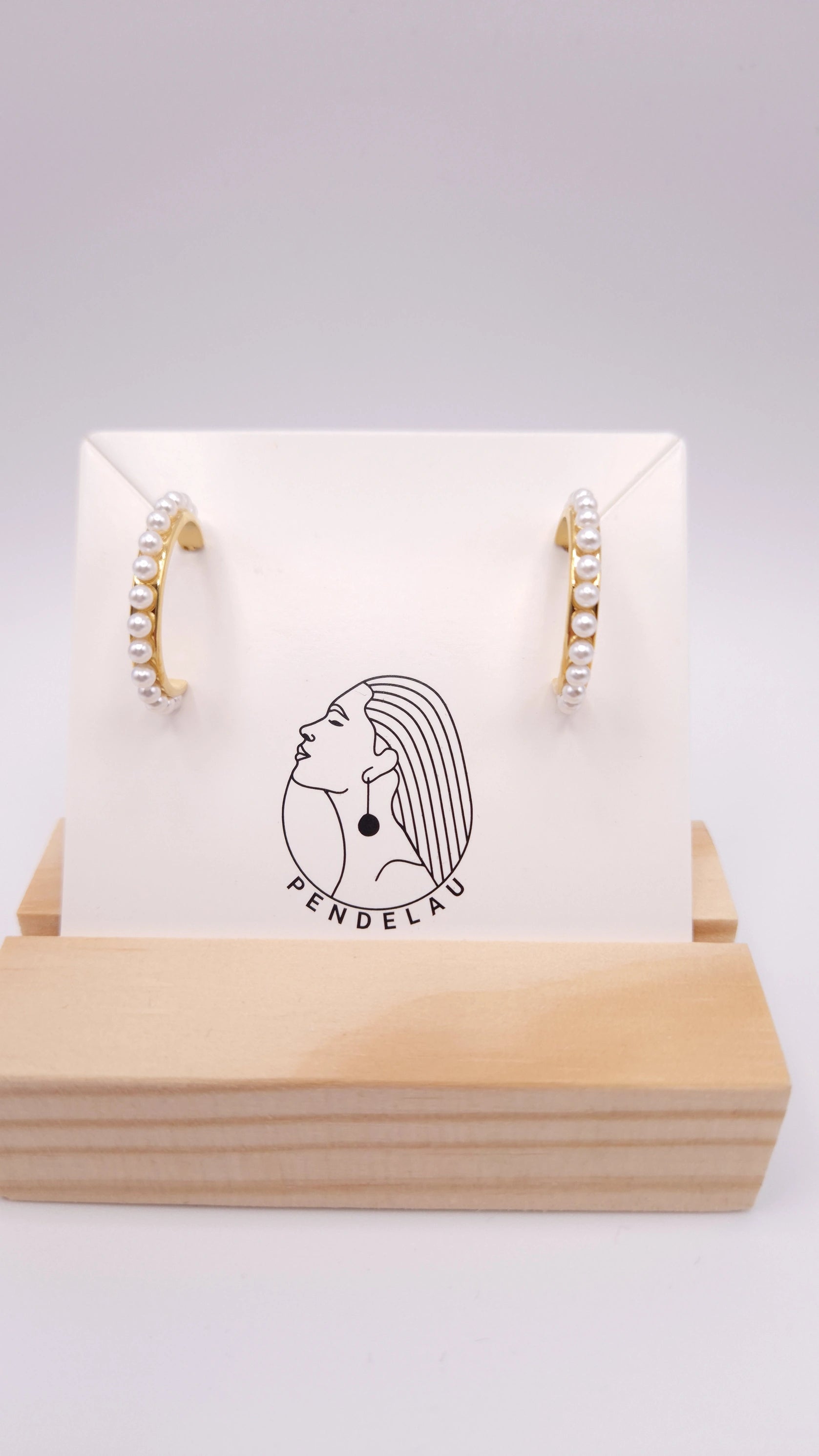 Pendiente aro dorado con perlas