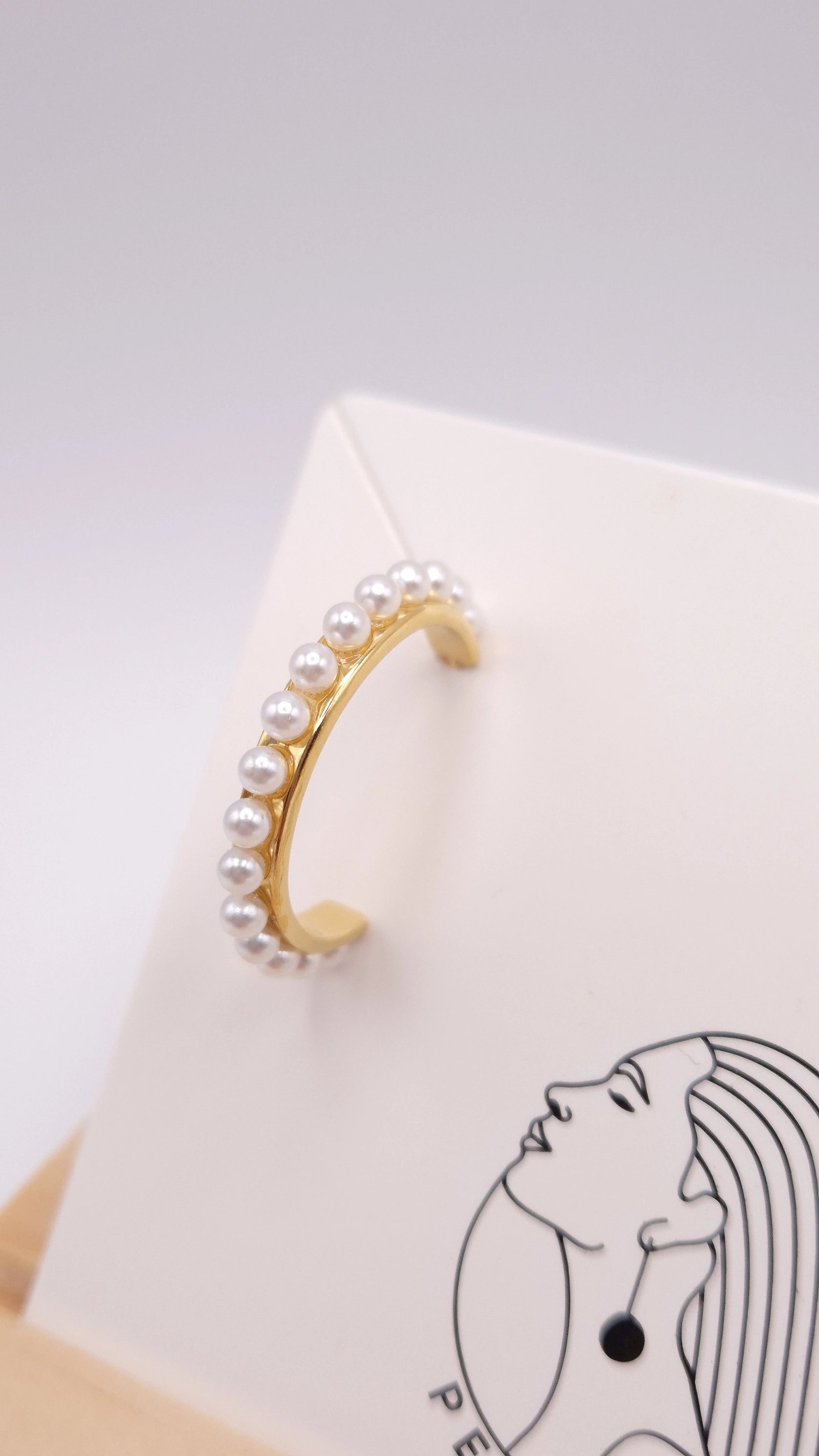 Pendiente aro dorado con perlas