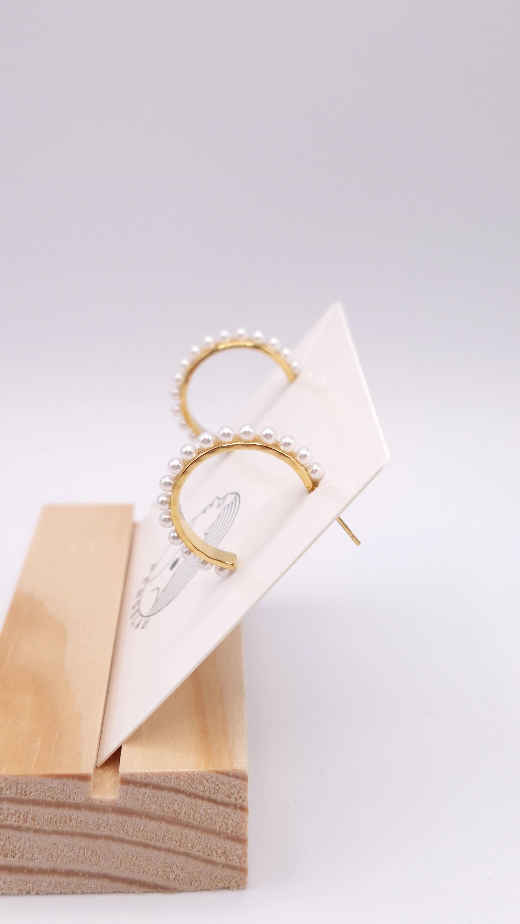 Pendiente aro dorado con perlas