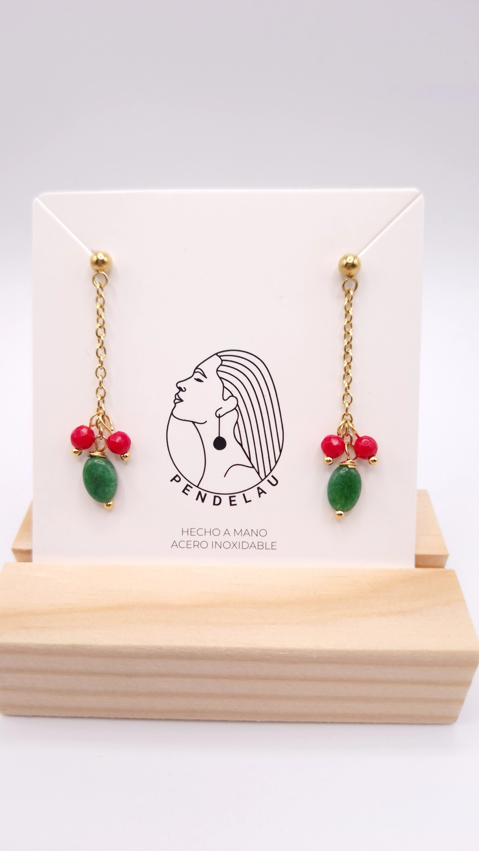 Pendiente de acero inoxidable dorado con cadena y cuentas verde y rojo estilo elegante