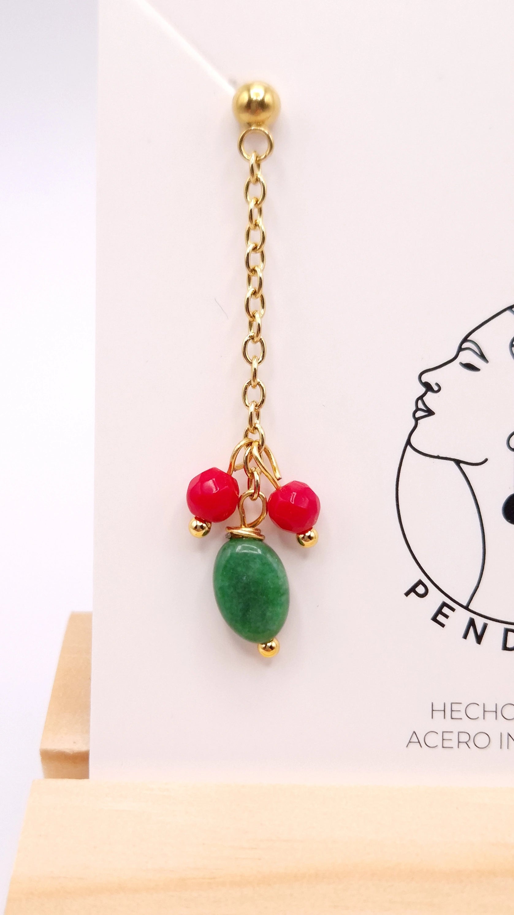 Pendiente de acero inoxidable dorado con cadena y cuentas verde y rojo estilo elegante