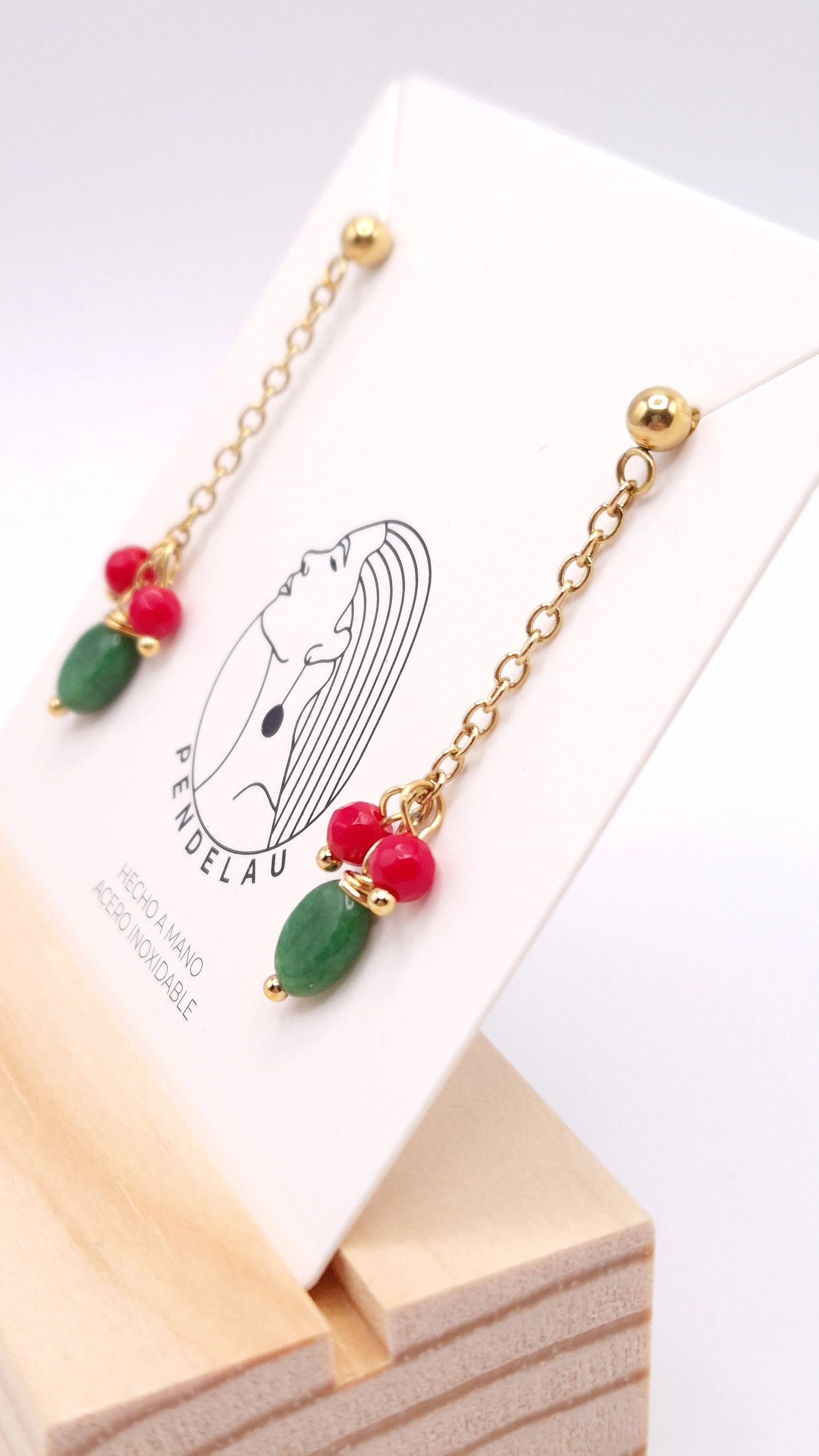 Pendiente de acero inoxidable dorado con cadena y cuentas verde y rojo estilo elegante