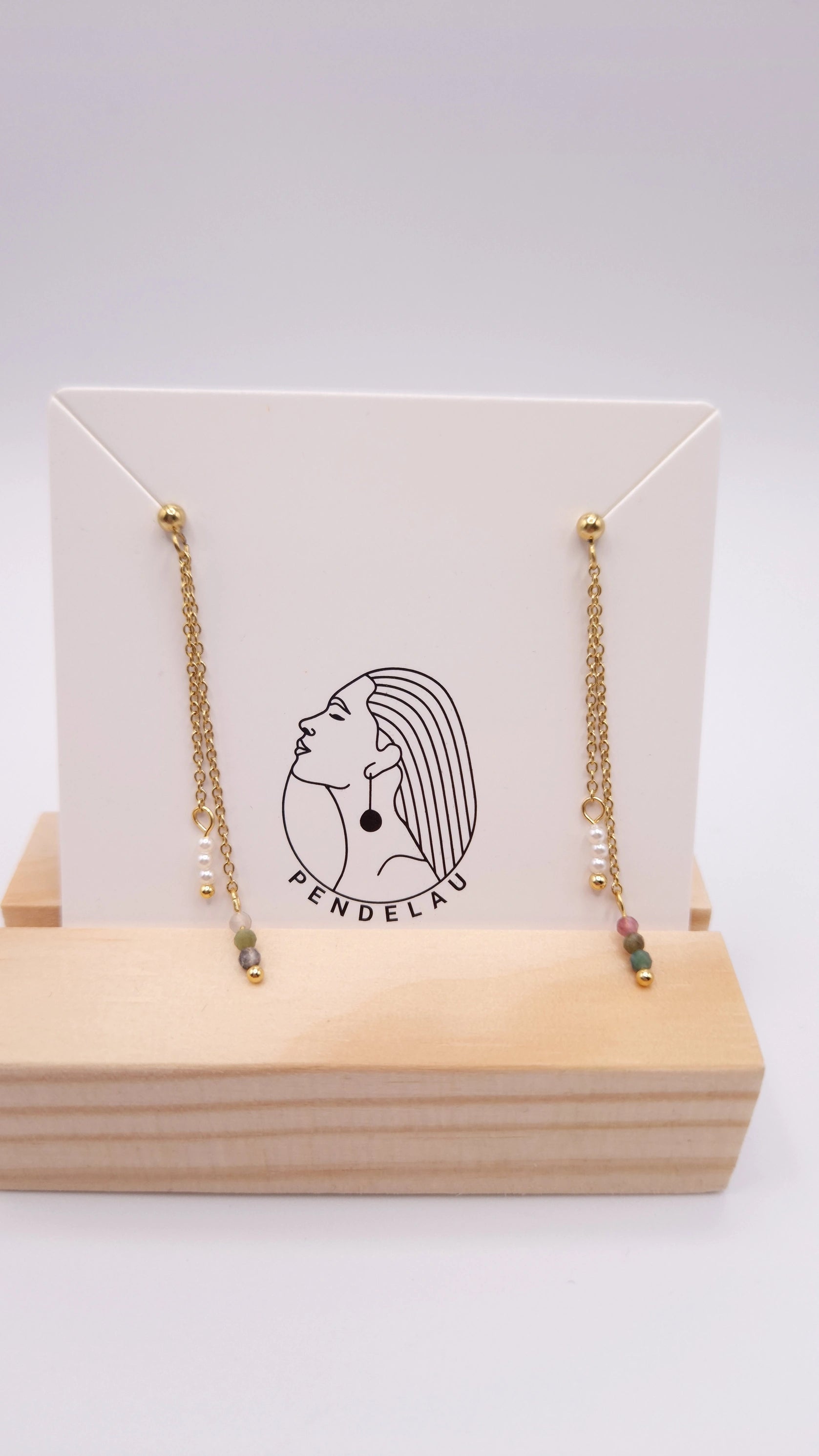 Pendiente cadena con perlas