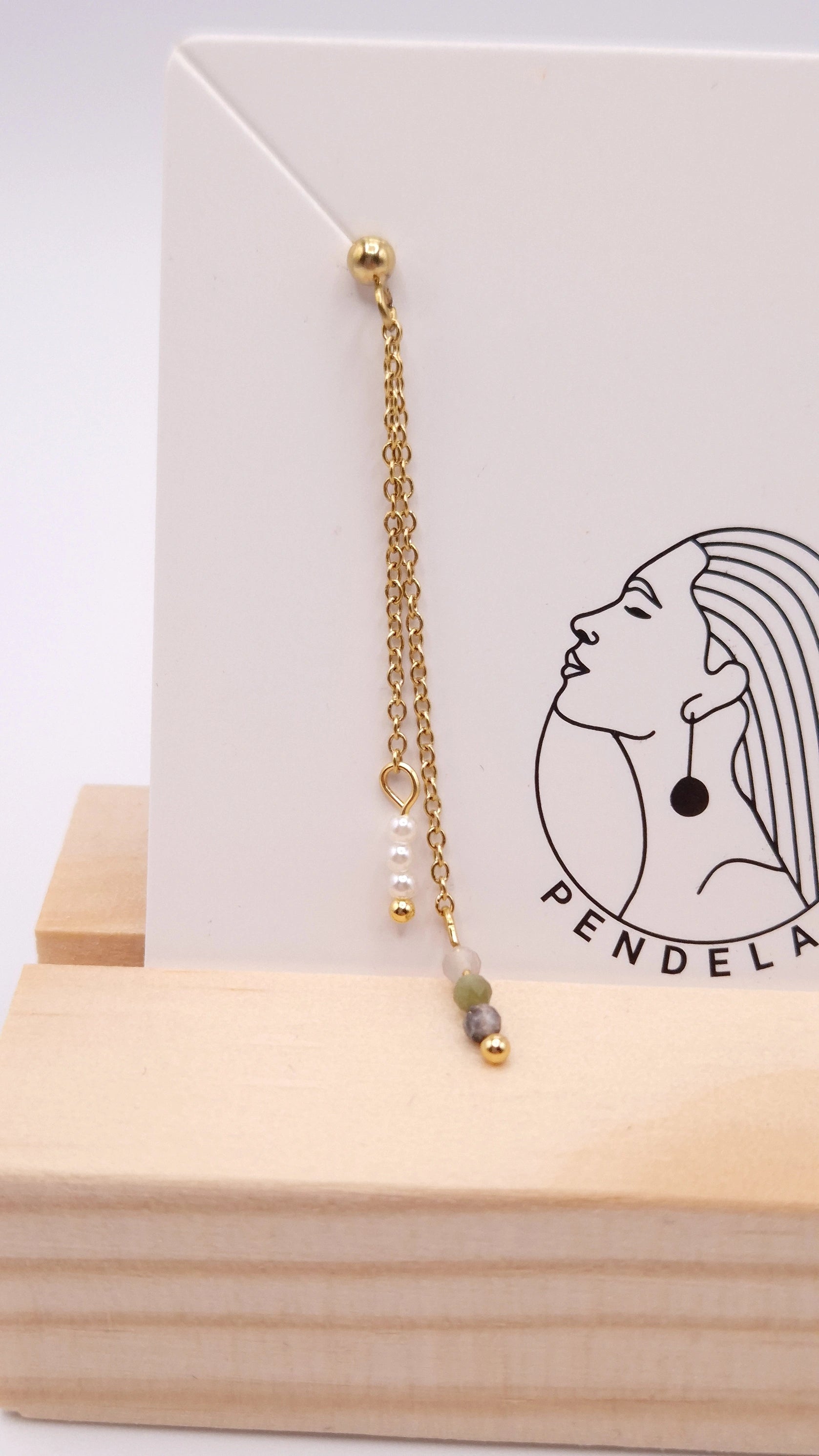 Pendiente cadena con perlas