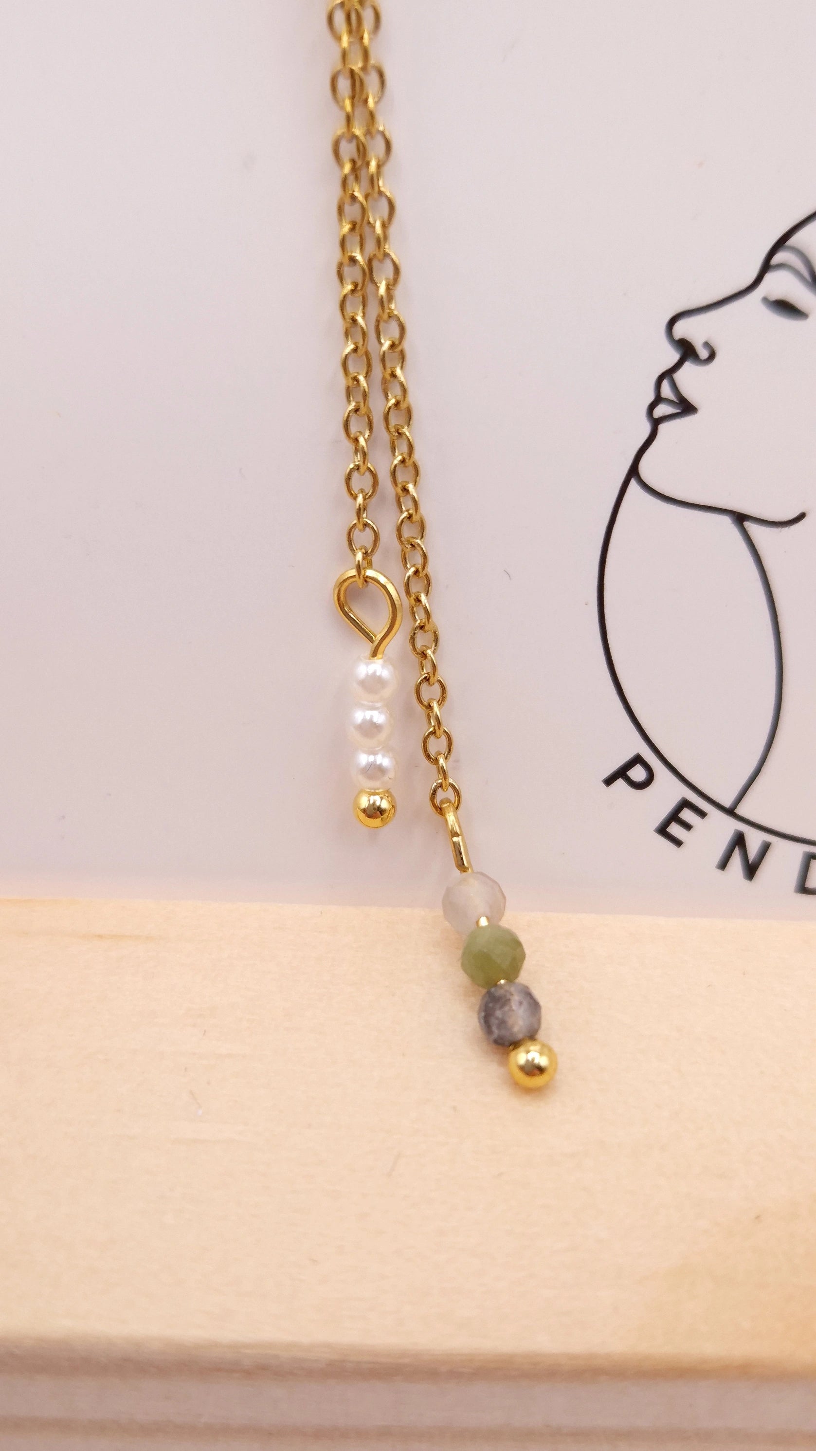 Pendiente cadena con perlas