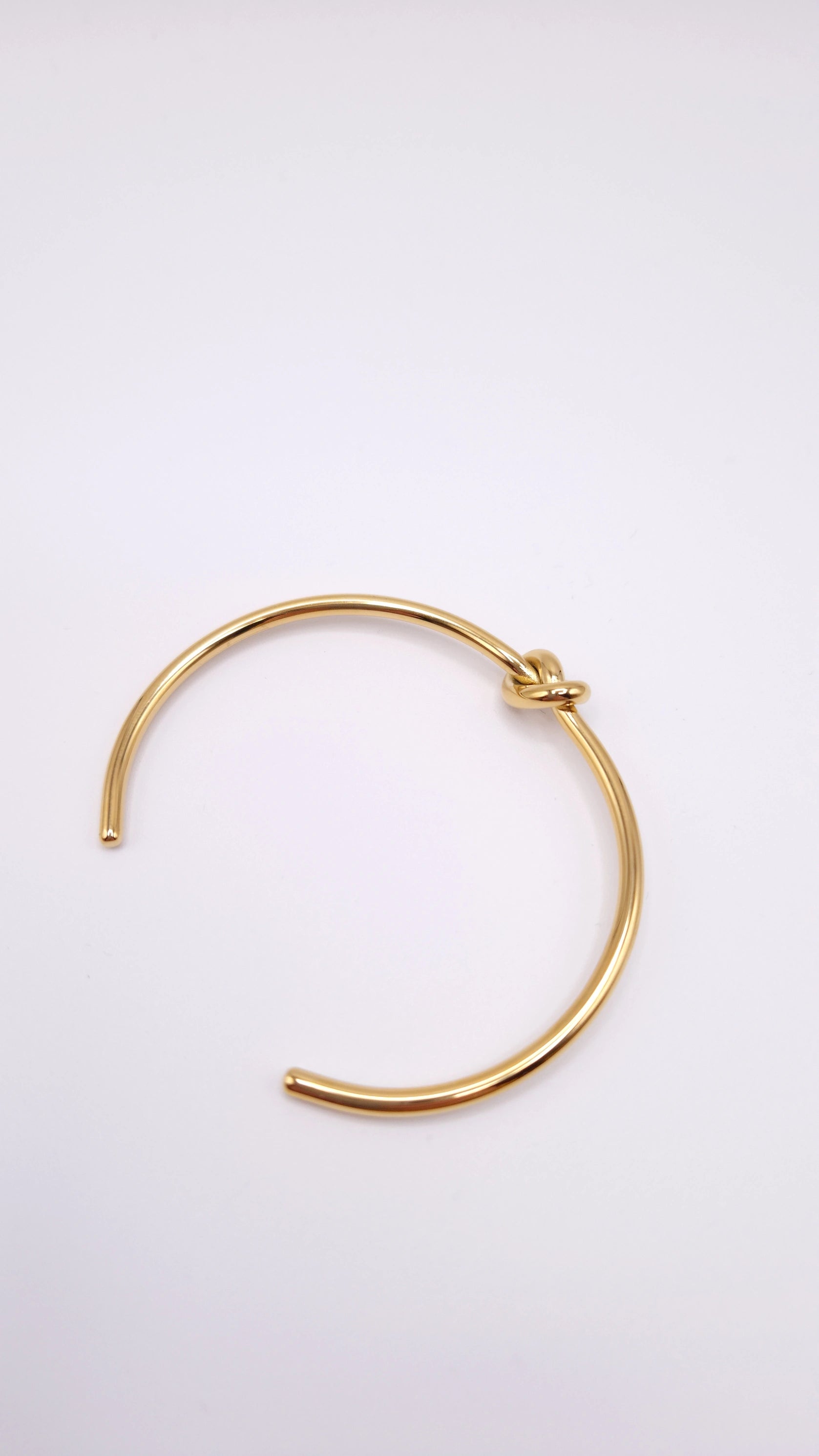 Brazalete abierto con nudo central